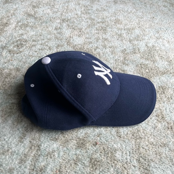 Vintage navy Yankees cap - Picture 6 of 7